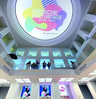 Das Logo der Jüdischen Kulturtage Rhein-Ruhr 2025 in der Kuppel des Kunstpalast.